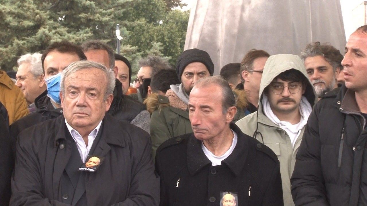 Sanatçı dostlarından son görev... Köksal Engür toprağa verildi 3