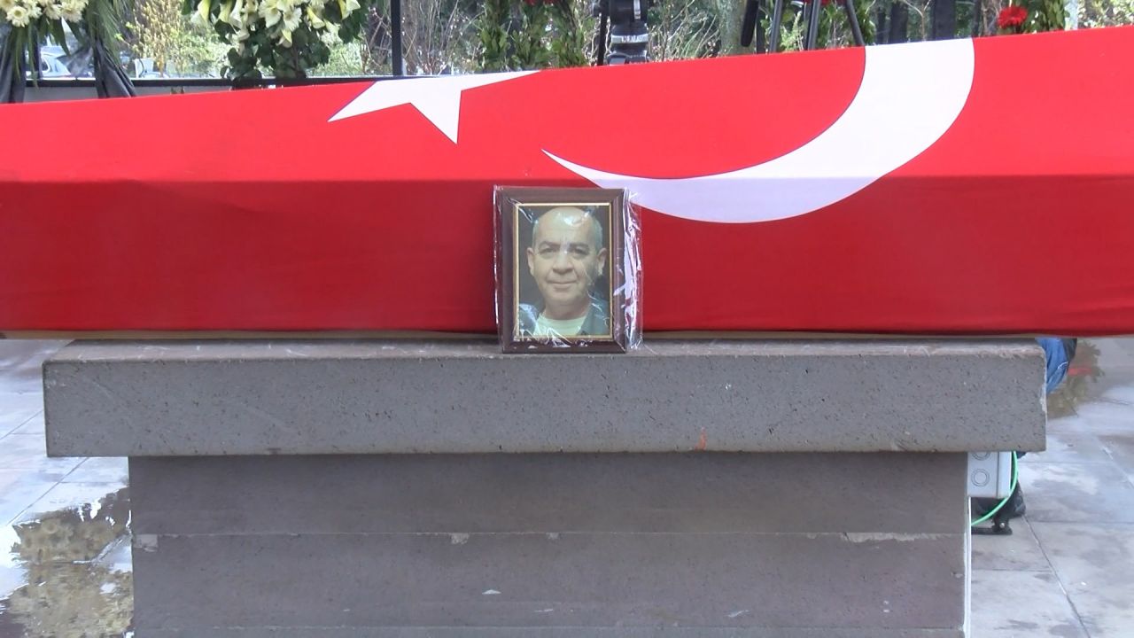 Sanatçı dostlarından son görev... Köksal Engür toprağa verildi 7