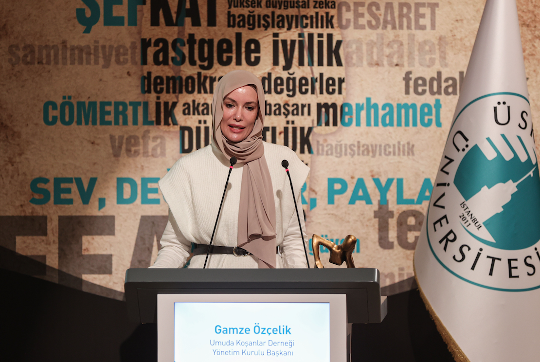 Umuda Koşanlar Derneği Yönetim Kurulu Başkanı Gamze Özçelik'e 'Yüksek İnsani Değerler Ödülü' verildi 4