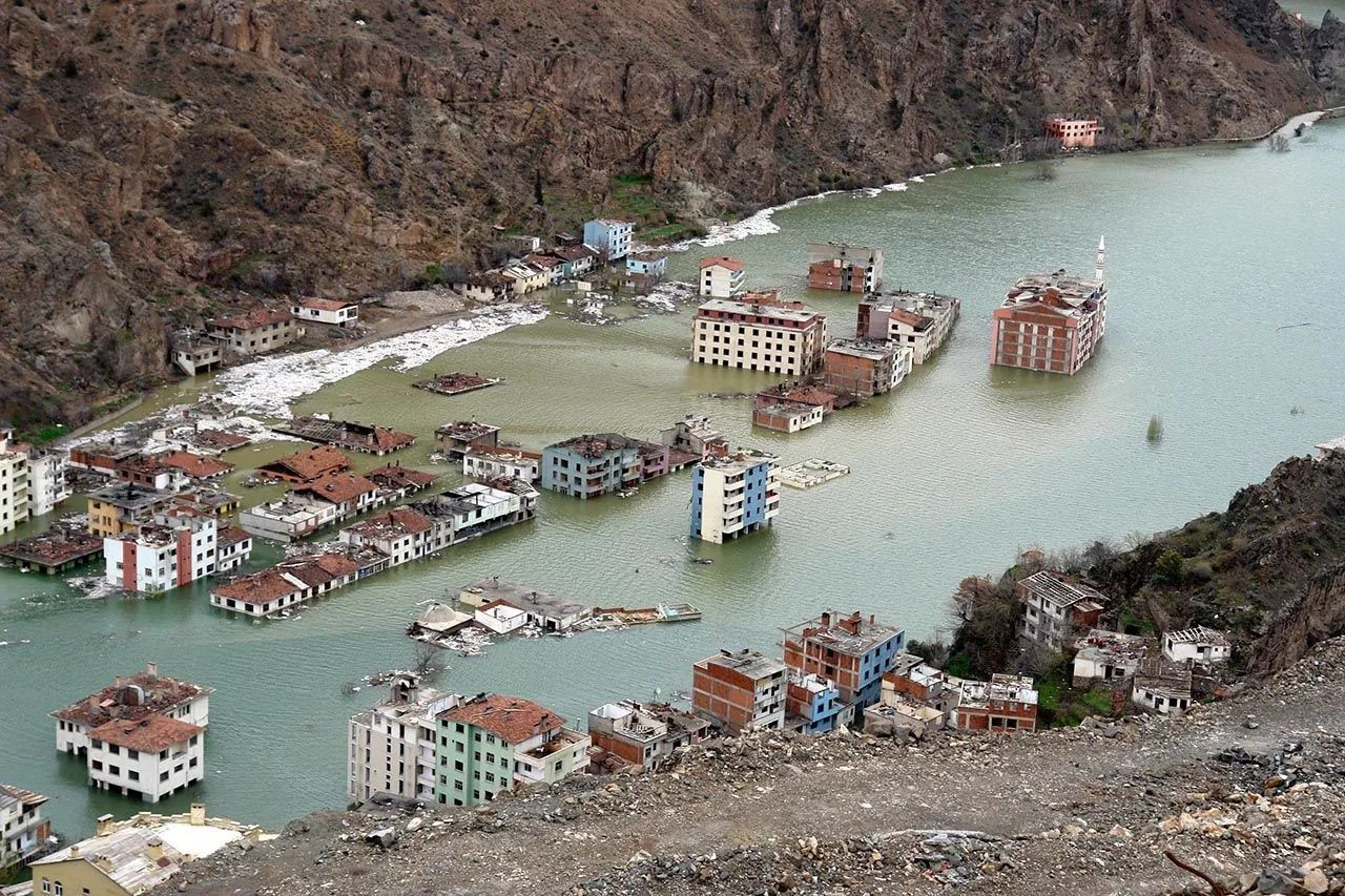 Yusufeli'nde su seviyesi 91 metreye ulaştı! Binaların çoğu suya gömülüyor... 7