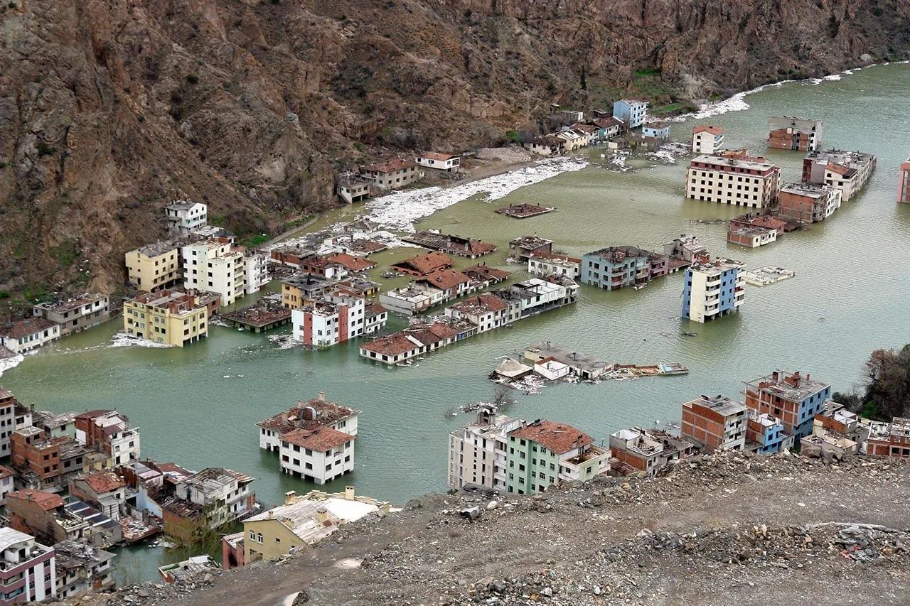 Yusufeli'nde su seviyesi 91 metreye ulaştı! Binaların çoğu suya gömülüyor... 8