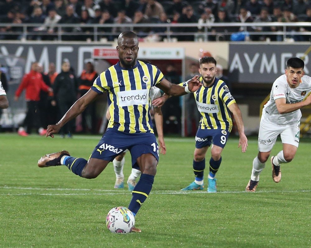 Fenerbahçe'de sözleşmesi sona erecek futbolcular! 1