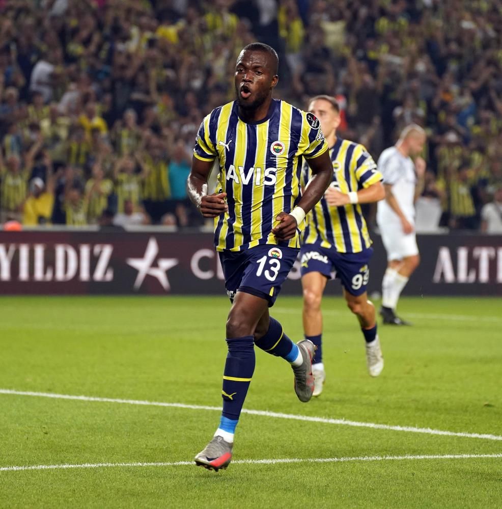 Valencia imzayı attı! Dudak uçuklatan rakam... 4
