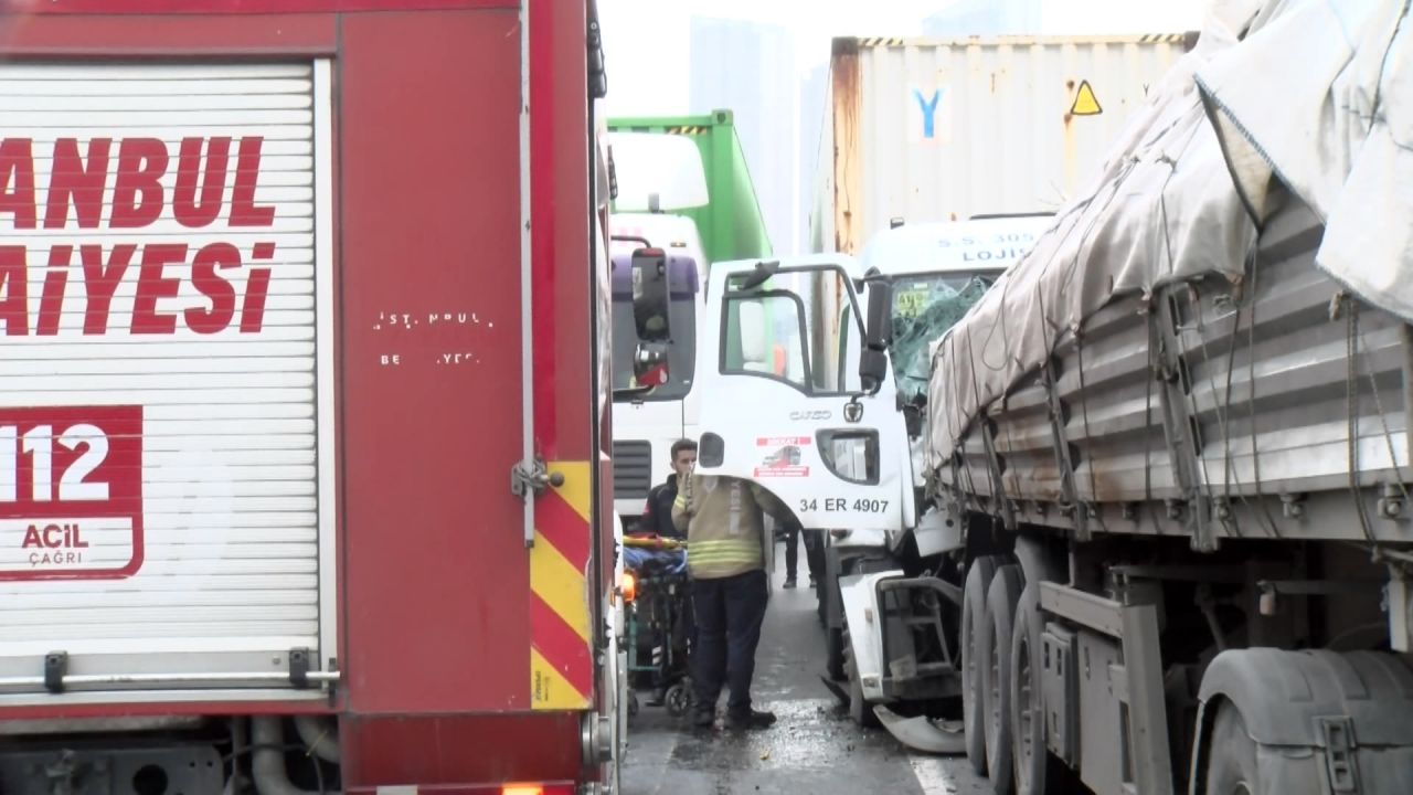 Haramidere TEM bağlantı yolunda 2 TIR çarpıştı! Yol trafiğe kapandı! 1