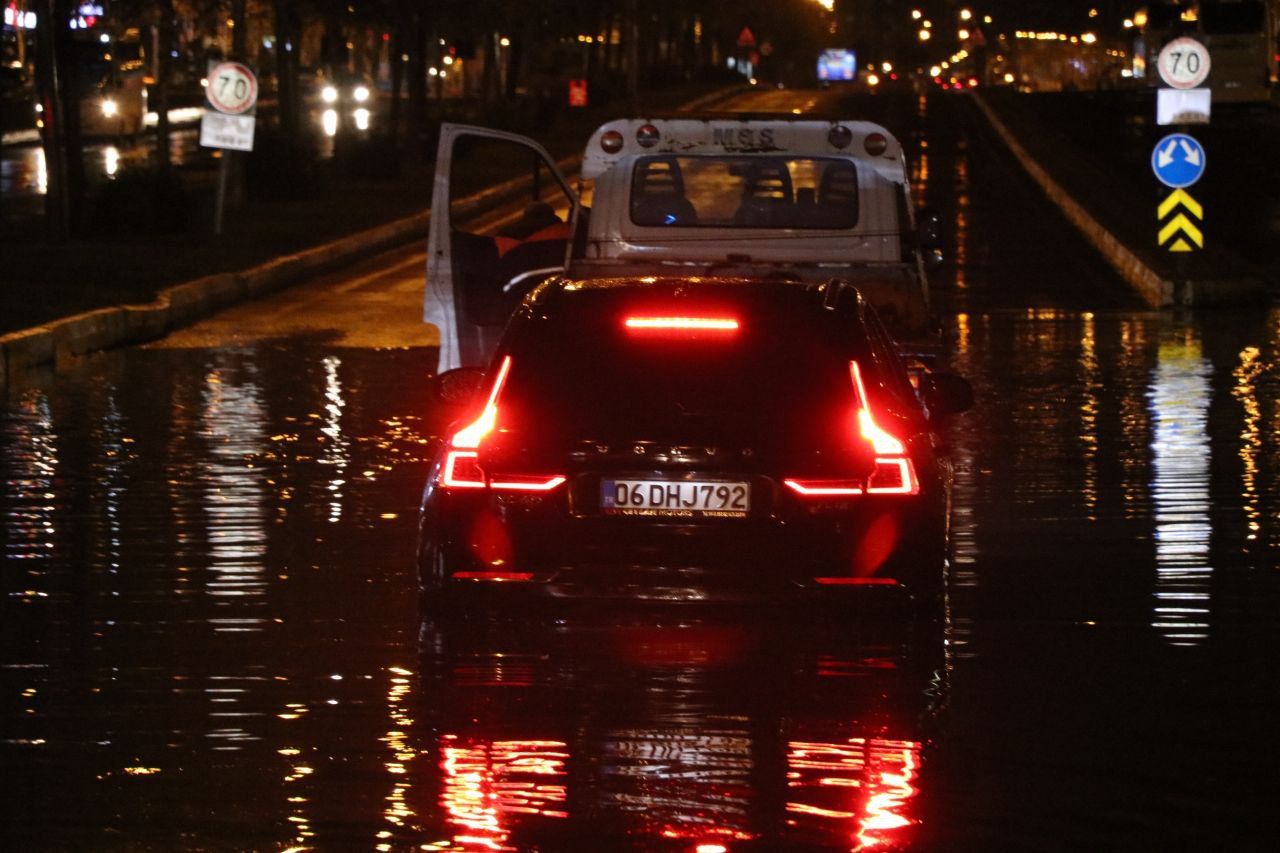 Bingöl, Diyarbakır, Elazığ ve Şanlıurfa'da şiddetli yağış! Cadde ve sokaklar suyla doldu 7