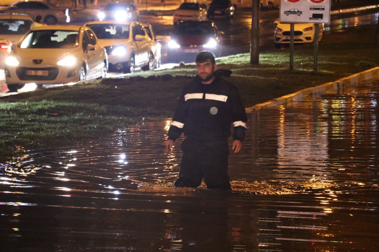 Bingöl, Diyarbakır, Elazığ ve Şanlıurfa'da şiddetli yağış! Cadde ve sokaklar suyla doldu 9