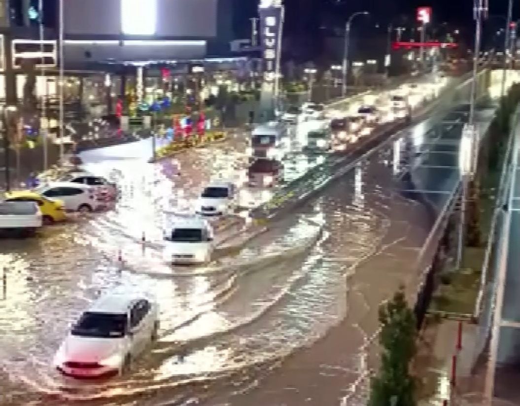 Bingöl, Diyarbakır, Elazığ ve Şanlıurfa'da şiddetli yağış! Cadde ve sokaklar suyla doldu 4