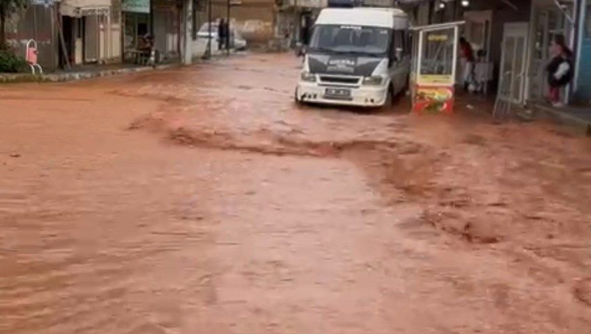 Bingöl, Diyarbakır, Elazığ ve Şanlıurfa'da şiddetli yağış! Cadde ve sokaklar suyla doldu 2