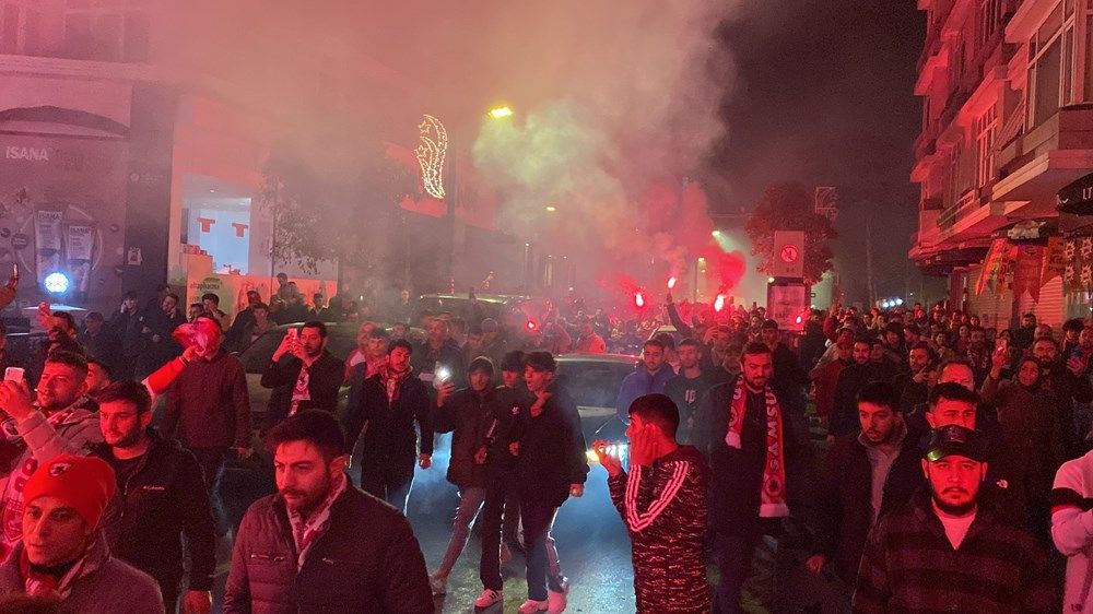 Şampiyonluk geldi, Samsunspor taraftarı sokaklara döküldü! 1
