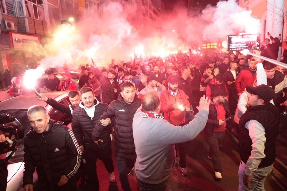 Şampiyonluk geldi, Samsunspor taraftarı sokaklara döküldü! 4