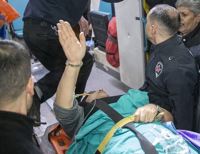 Erzurum'da trafik kazası geçiren HDP'li Meral Danış Beştaş'tan zafer işaretli mesaj! 4