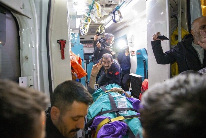 Erzurum'da trafik kazası geçiren HDP'li Meral Danış Beştaş'tan zafer işaretli mesaj! 2