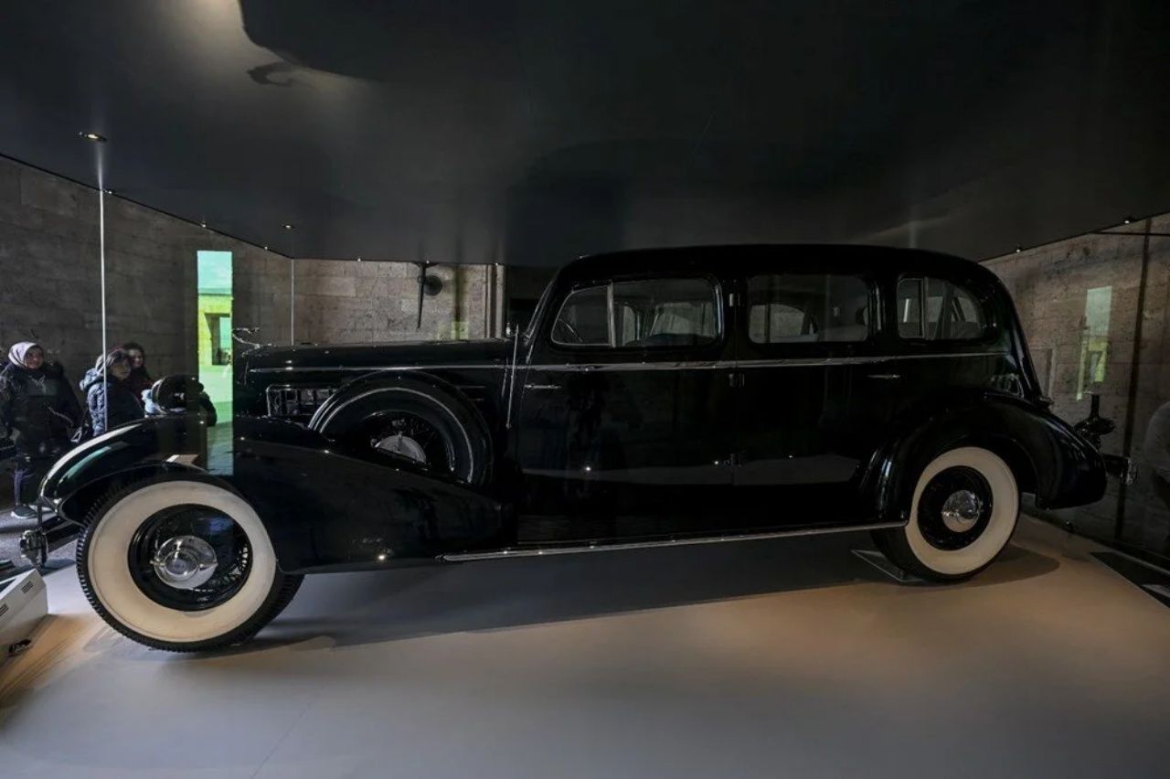 Atatürk'ün restore edilen Cadillac markalı otomobili Anıtkabir'de ziyarete açıldı 3