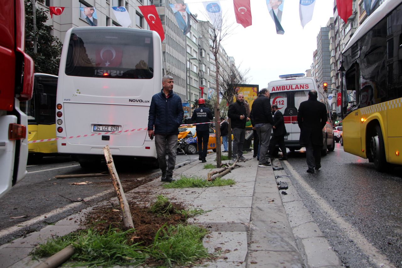 Şişli'de zincirleme kaza: Önce iki İETT otobüsüne ardından taksiye çarptı 2