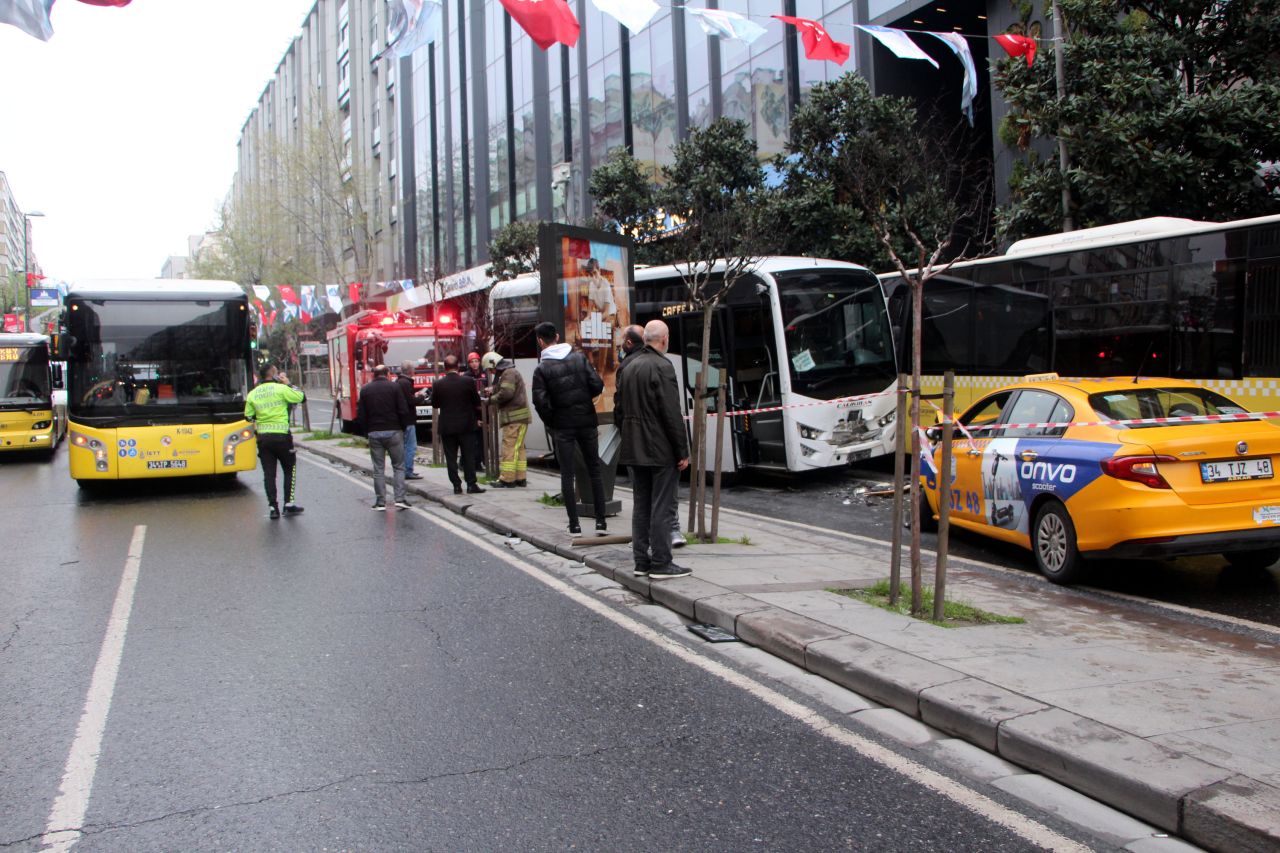 Şişli'de zincirleme kaza: Önce iki İETT otobüsüne ardından taksiye çarptı 1