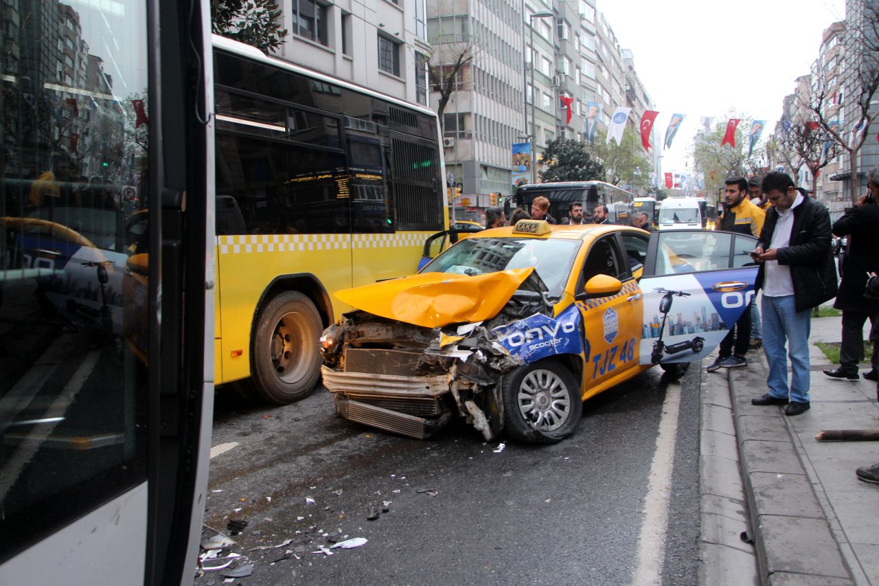 Şişli'de zincirleme kaza: Önce iki İETT otobüsüne ardından taksiye çarptı 5