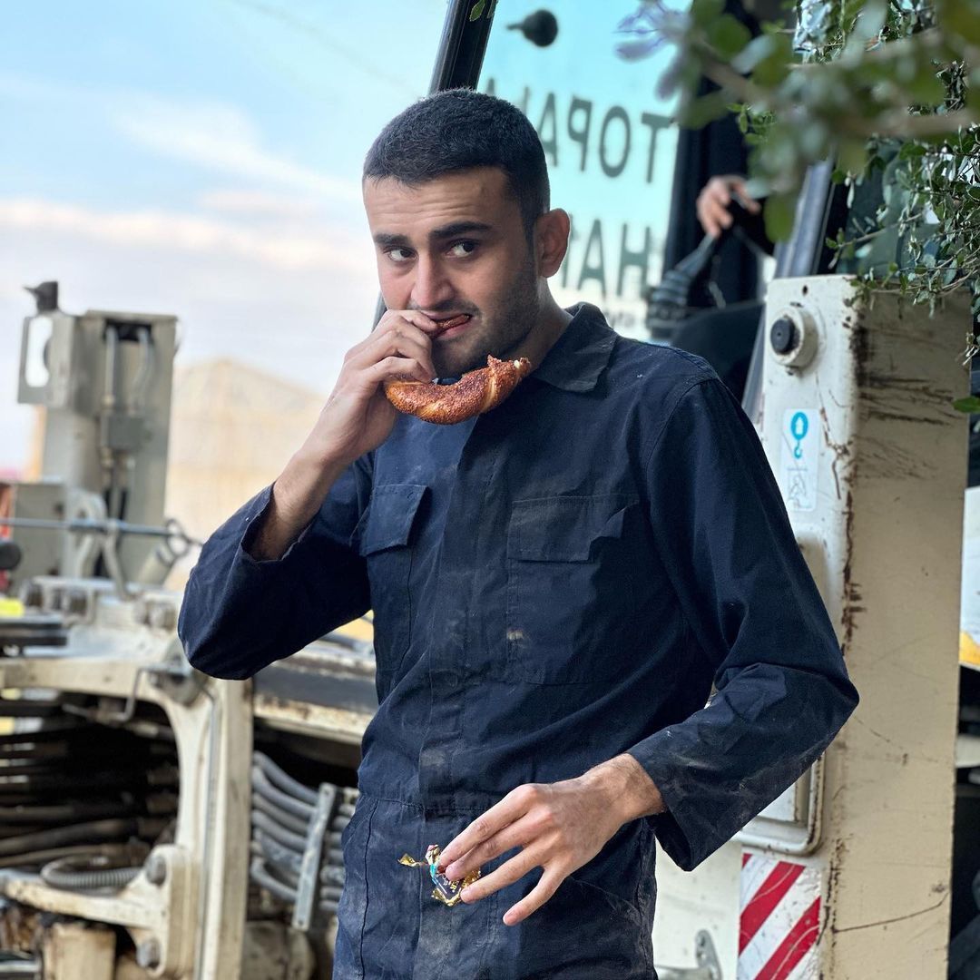 CZN Burak, evi hasar gören depremzedenin imdadına yetişti! Takipçilerinden tam not aldı 12