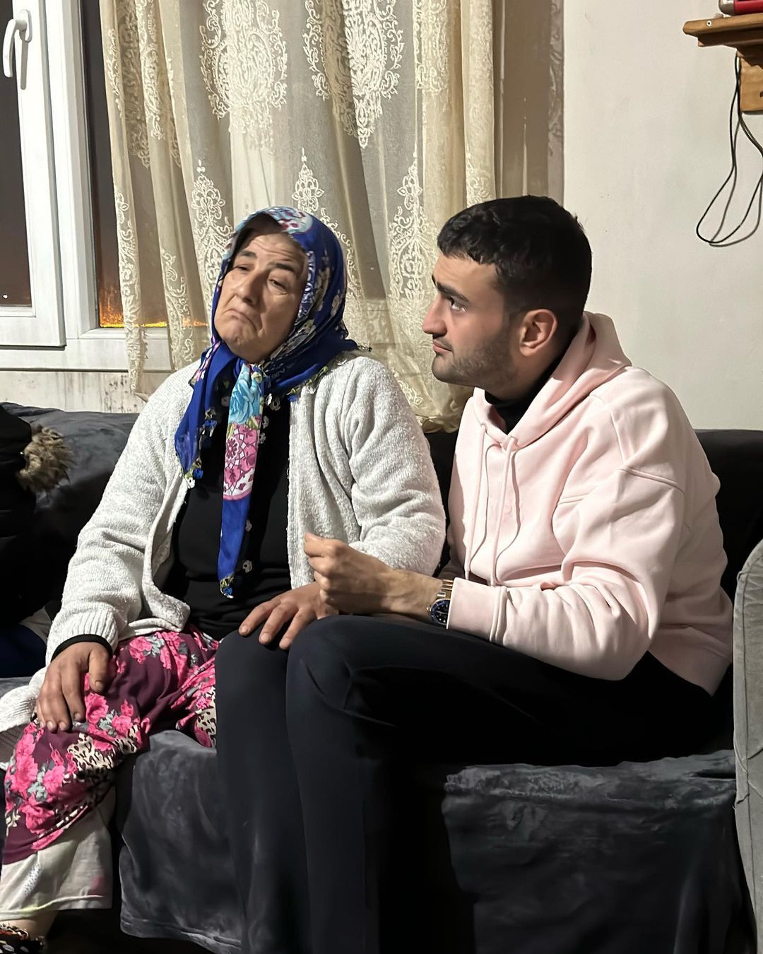 CZN Burak, evi hasar gören depremzedenin imdadına yetişti! Takipçilerinden tam not aldı 6