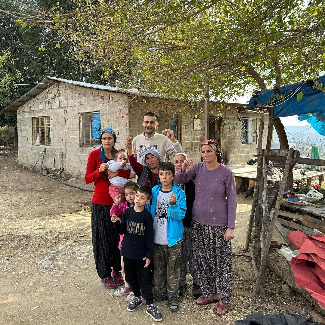 CZN Burak, evi hasar gören depremzedenin imdadına yetişti! Takipçilerinden tam not aldı 7