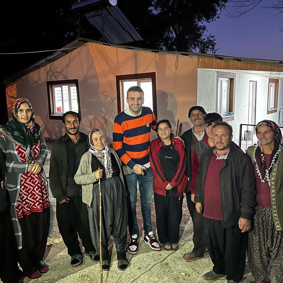 CZN Burak, evi hasar gören depremzedenin imdadına yetişti! Takipçilerinden tam not aldı 8