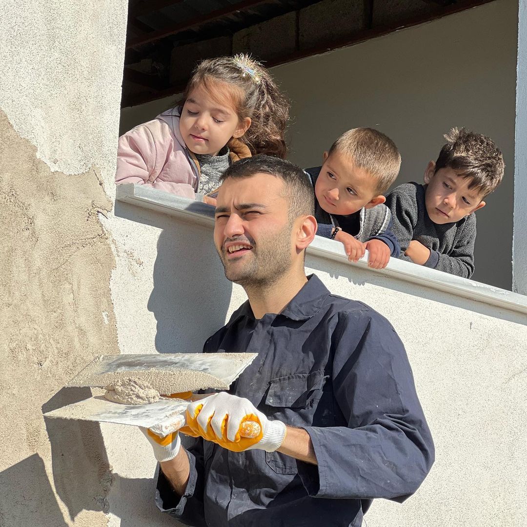 CZN Burak, evi hasar gören depremzedenin imdadına yetişti! Takipçilerinden tam not aldı 4
