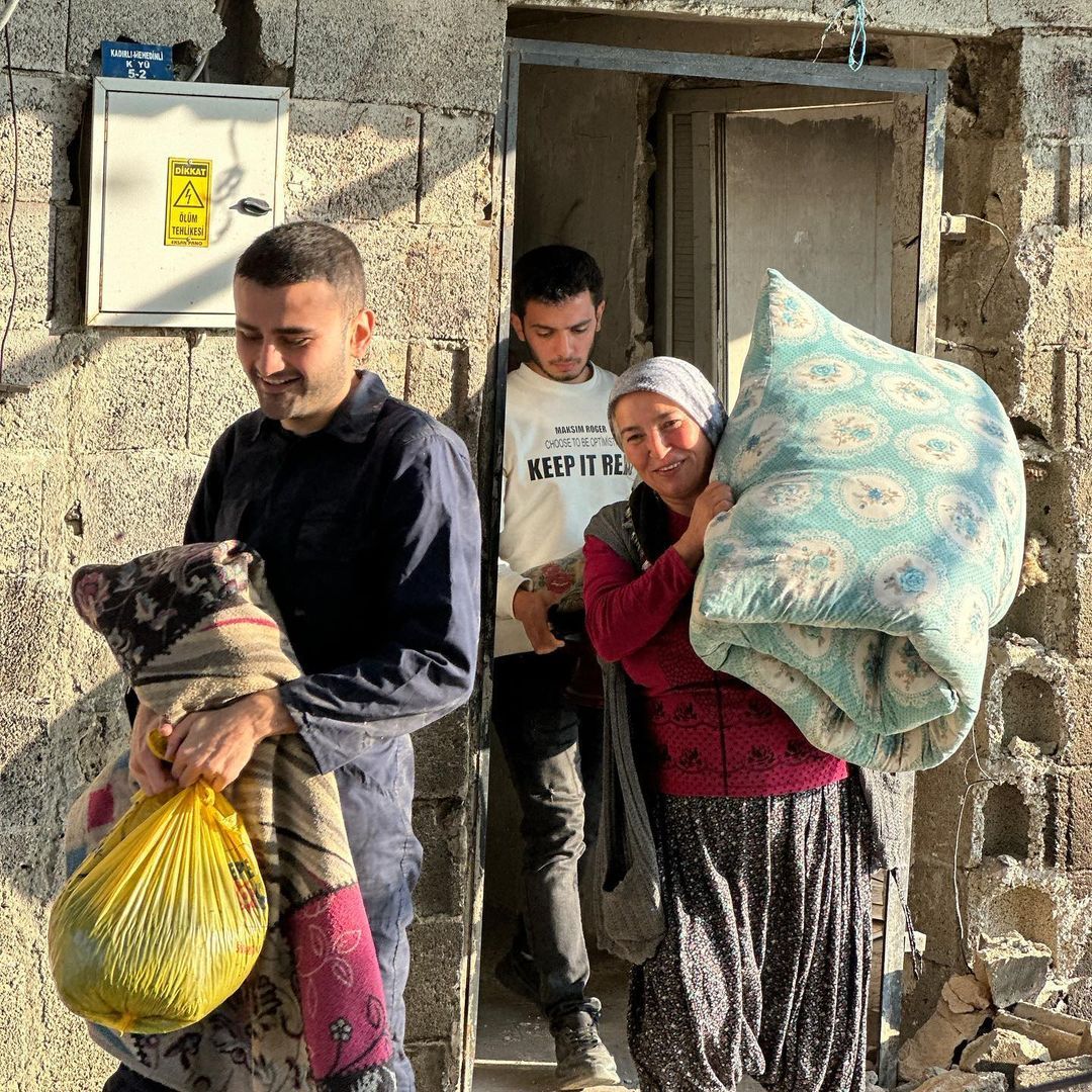CZN Burak, evi hasar gören depremzedenin imdadına yetişti! Takipçilerinden tam not aldı 10