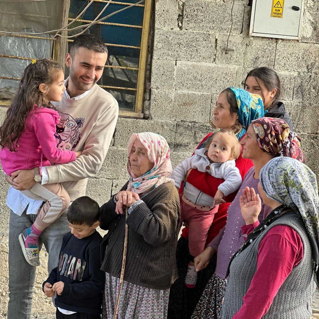 CZN Burak, evi hasar gören depremzedenin imdadına yetişti! Takipçilerinden tam not aldı 3