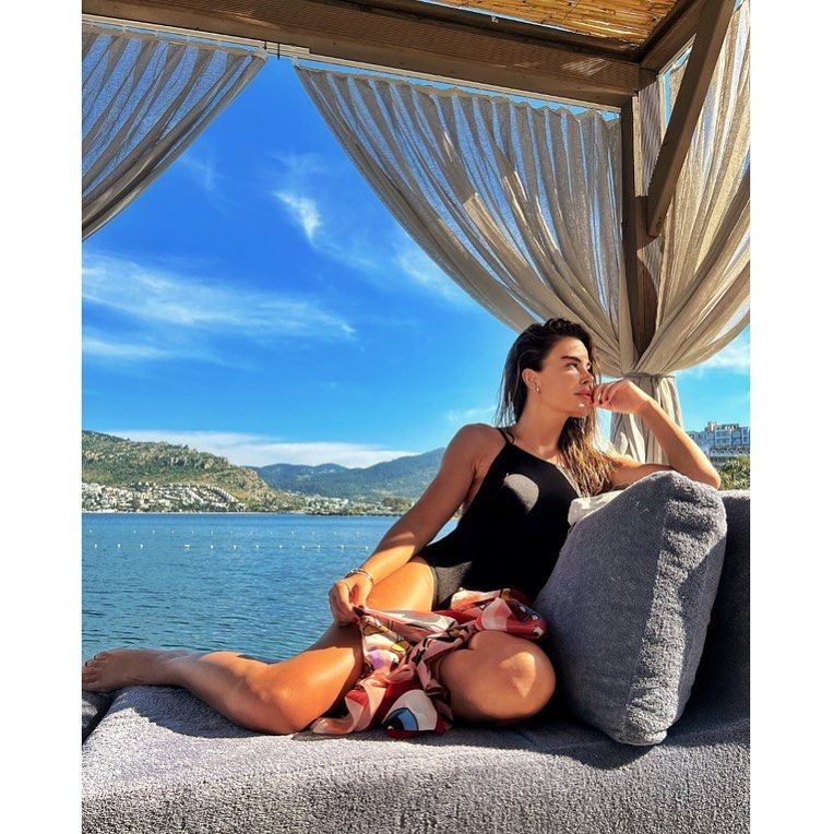 Zeynep Bastık, Dilan Çiçek Deniz, Müge Boz... Ünlüler plajlara akın etti! İşte birbirinden güzel isimlerin tatil pozları 2