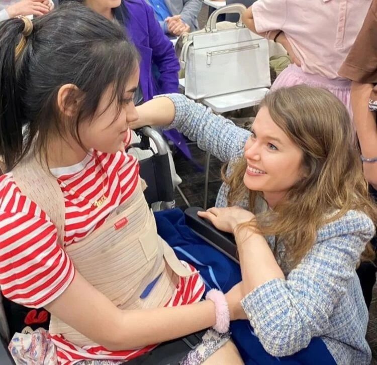 Camdaki Kız'ın Nalan'ı Burcu Biricik depremzede çocukları ziyaret etti 3