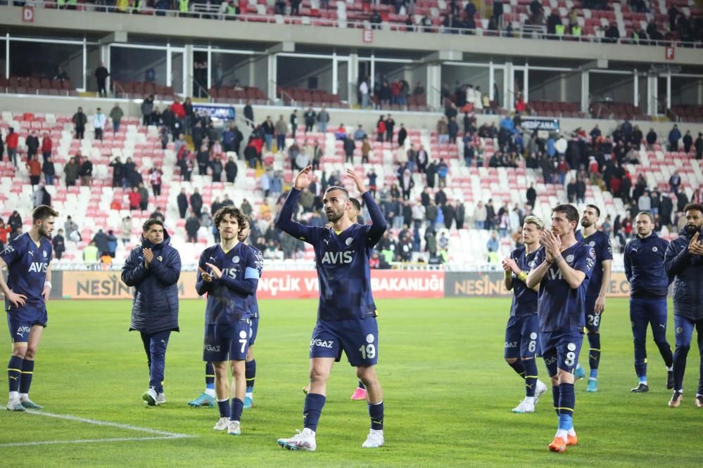 Fenerbahçe bombayı patlatıyor! Yıldız isim bedelsiz gelecek 6
