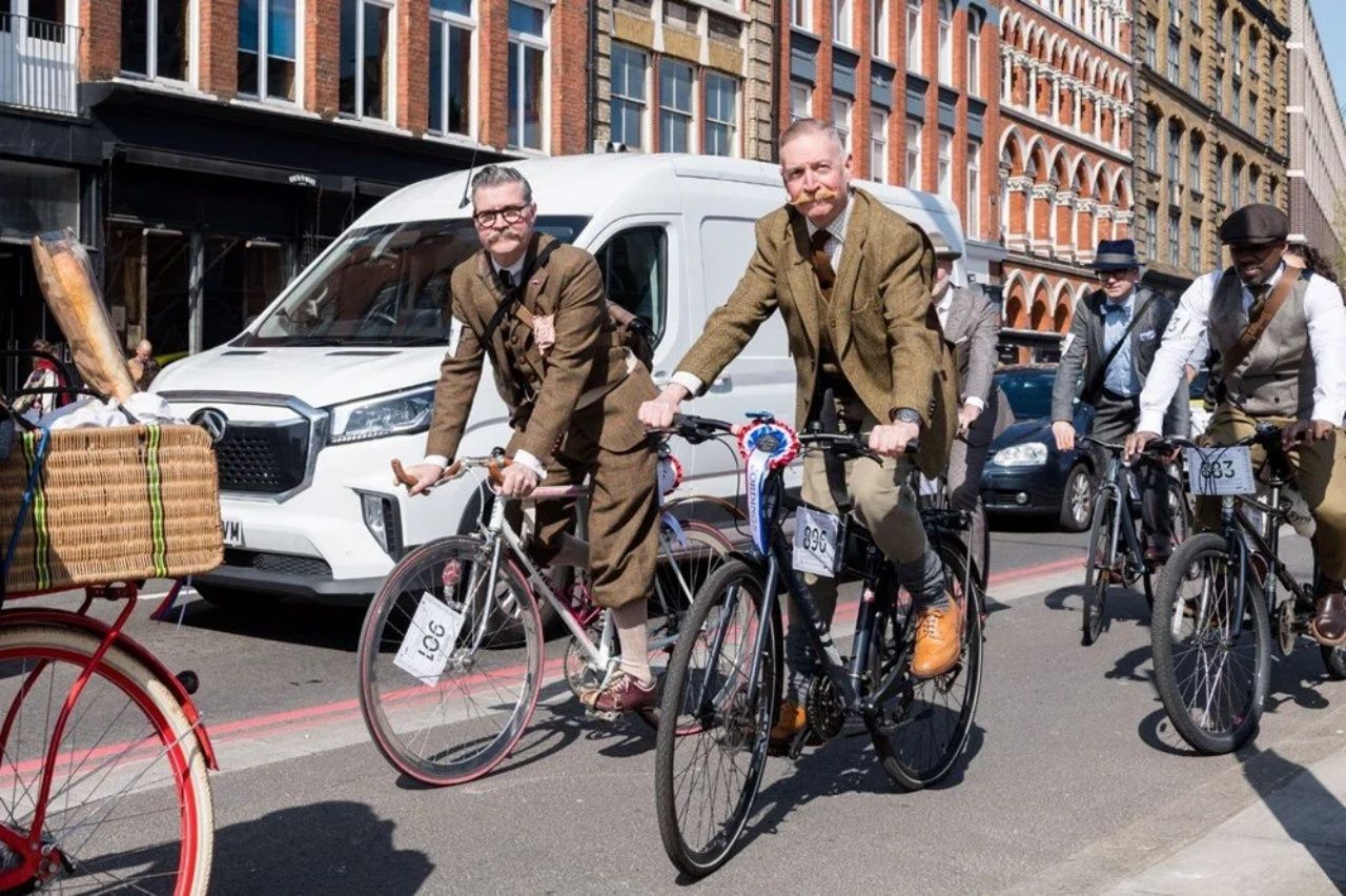Geleneksel İngiliz modası "Tweed Run" etkinliği kapsamında Londra sokaklarında 1