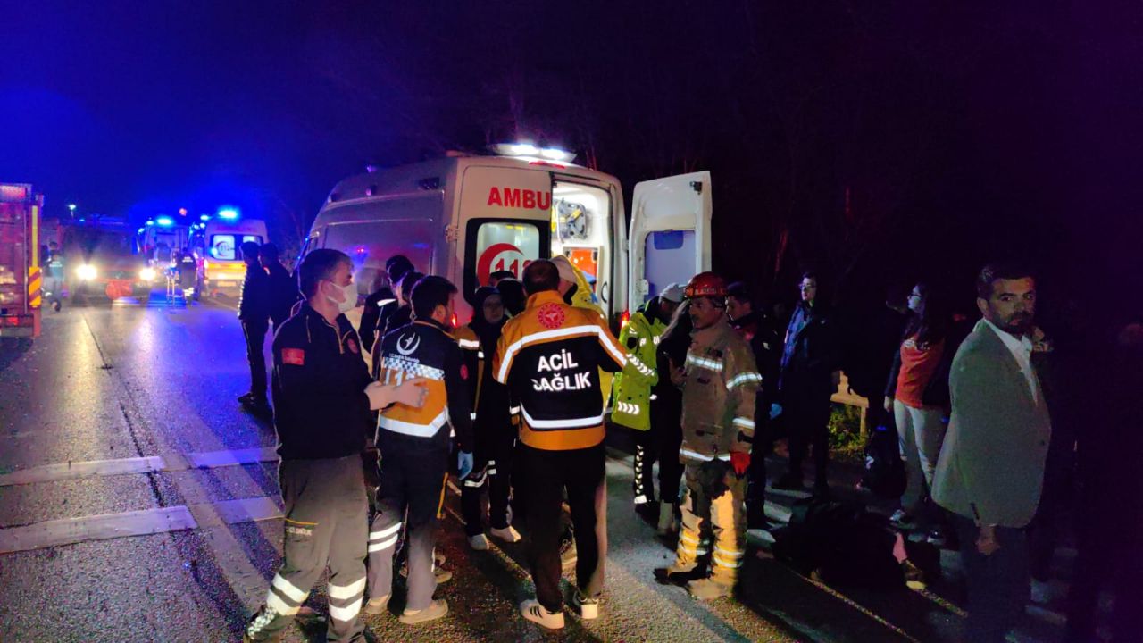 Bursa'da öğrencileri taşıyan otobüs devrildi: 3 ölü, 44 yaralı 4