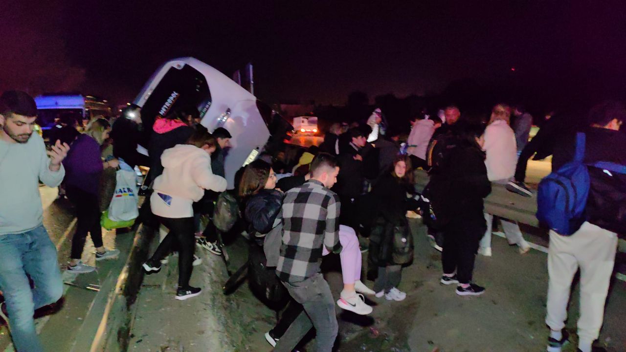 Bursa'da öğrencileri taşıyan otobüs devrildi: 3 ölü, 44 yaralı 2