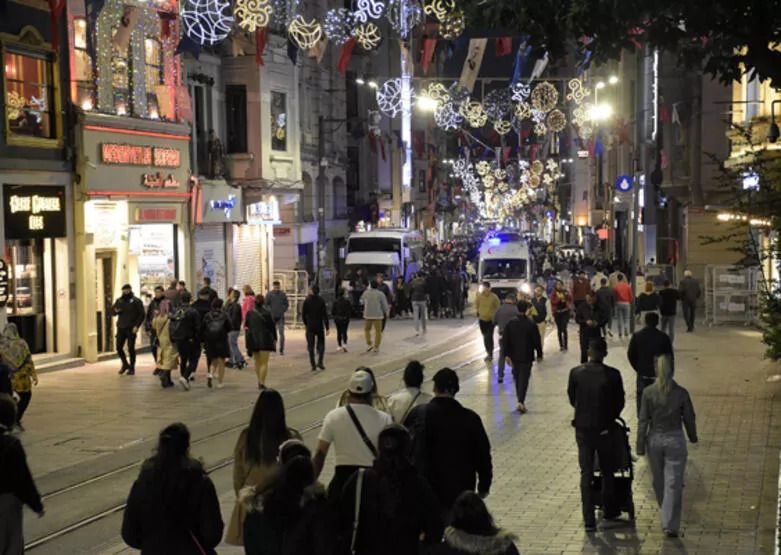 Taksim Meydanı yaya ve araç trafiğine açıldı! 4
