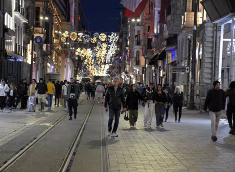 Taksim Meydanı yaya ve araç trafiğine açıldı! 3