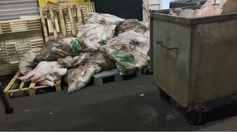 İstanbul'daki et halinden gelen görüntüler mide bulandırdı! Hijyen kurallarından eser yok: Bakteriyel enfeksiyon riski 2