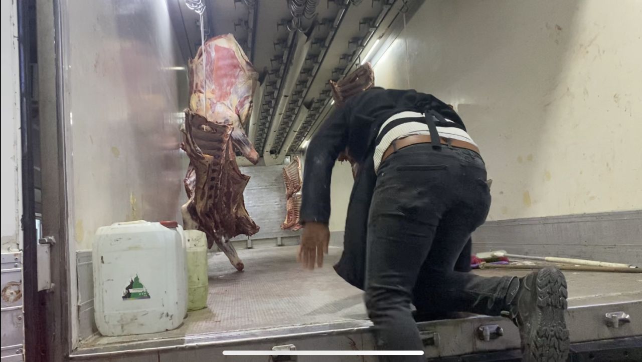 İstanbul'daki et halinden gelen görüntüler mide bulandırdı! Hijyen kurallarından eser yok: Bakteriyel enfeksiyon riski 10