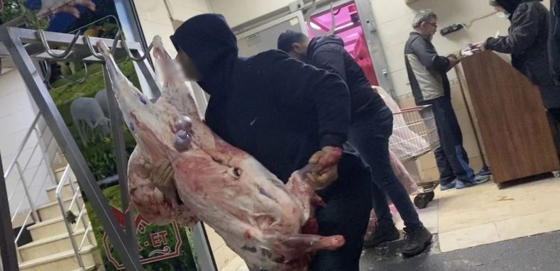 İstanbul'daki et halinden gelen görüntüler mide bulandırdı! Hijyen kurallarından eser yok: Bakteriyel enfeksiyon riski 3
