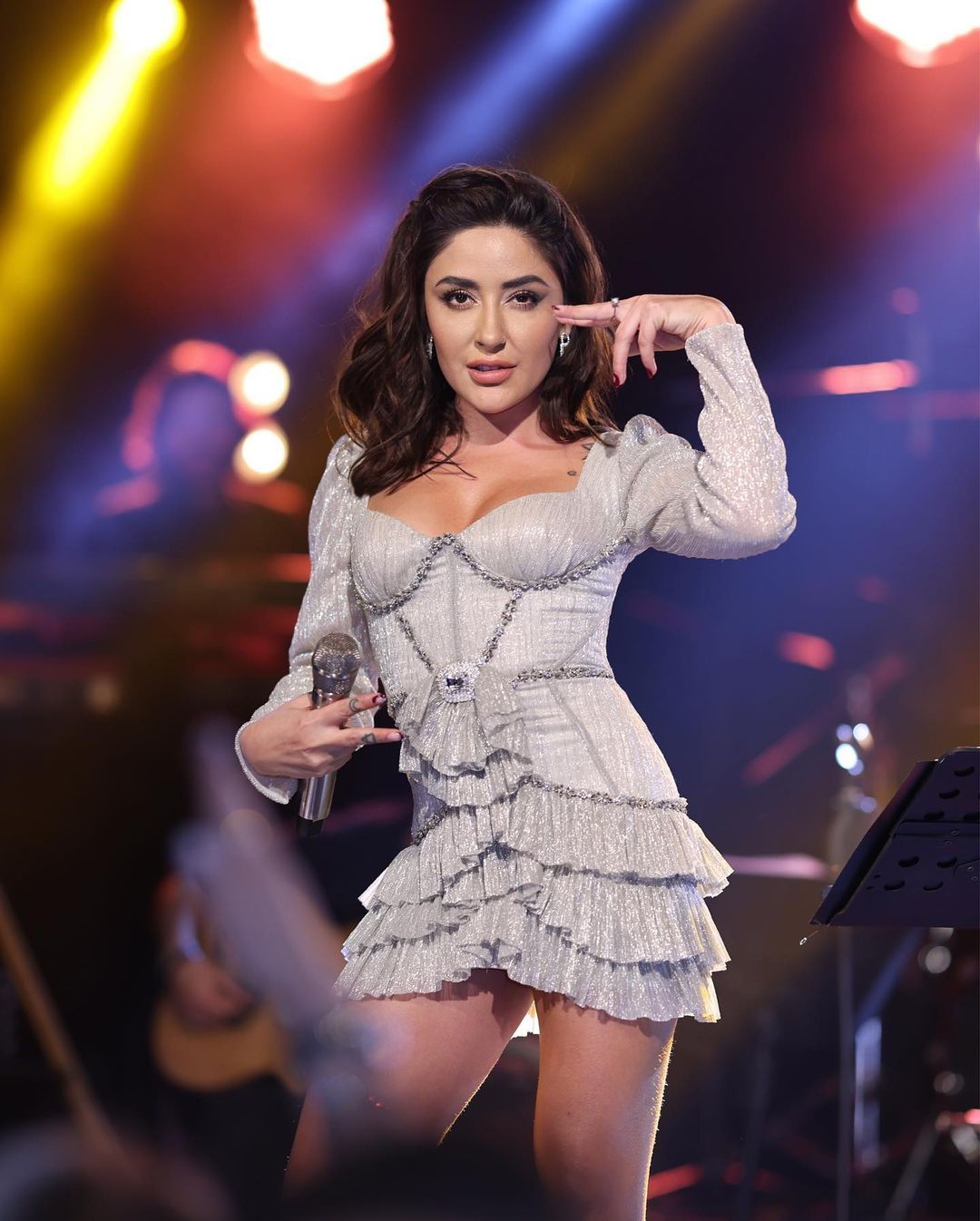 Dövüldü, odaya kilitlendi, aç bırakıldı... Melek Mosso, çaresizlik içinde geçen çocukluk yıllarını anlattı 3