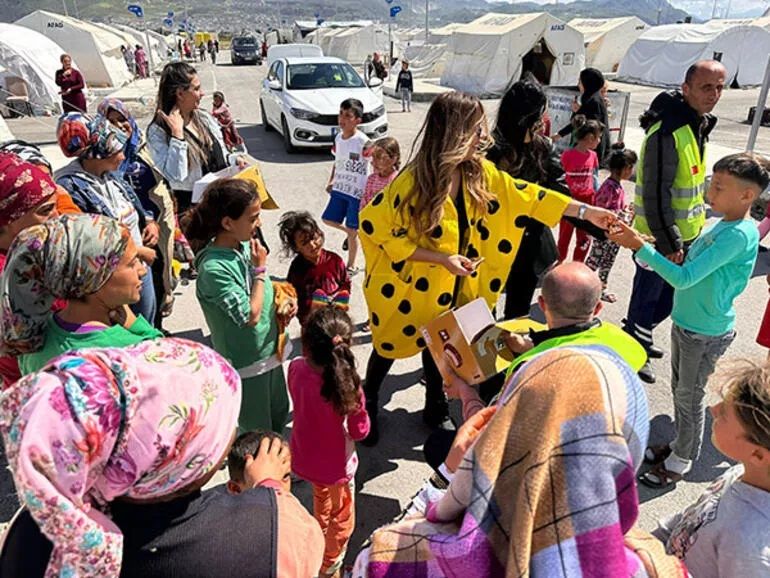 Aslı Hünel, Hatay'da depremzedelerle bir araya geldi! 3