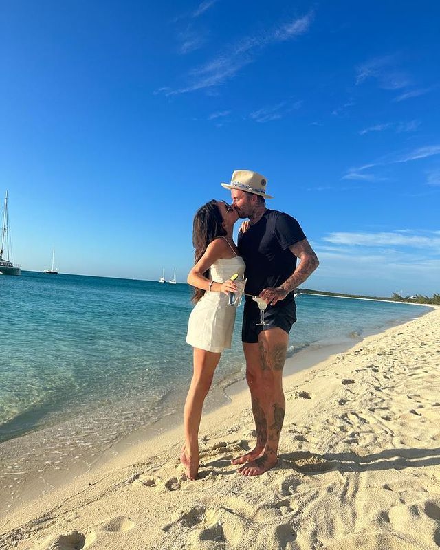 Victoria Beckham'dan ilginç kutlama! Eşi David Beckham'ın beyaz iç çamaşırlı halini paylaştı 2