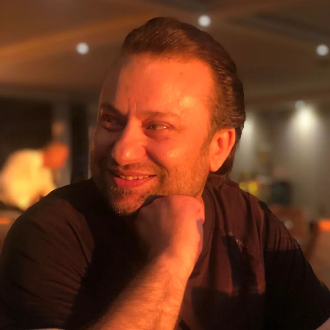 Kadir Doğulu ile ilgili iddiaları başına dert oldu! Onur Akay, ünlü sanatçının kadın hayranları tarafından darp edildi 4