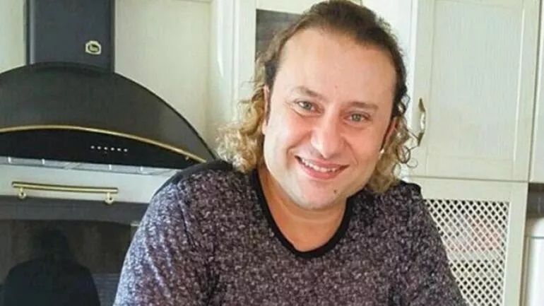 Kadir Doğulu ile ilgili iddiaları başına dert oldu! Onur Akay, ünlü sanatçının kadın hayranları tarafından darp edildi 5