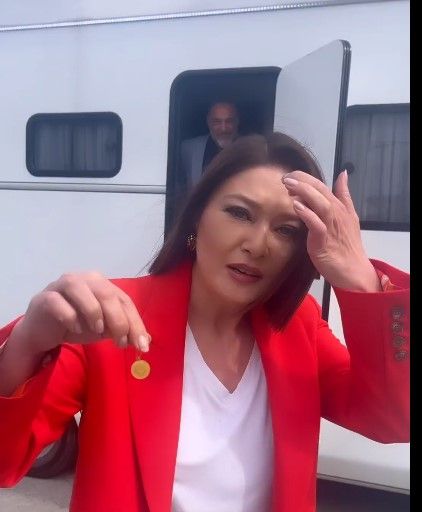 Veda Mektubu'nun Alanur ve Ziya'sından eğlenceli anlar! Nurgül Yeşilçay yeni evlenen rol arkadaşı Selim Bayraktar’a takı merasimi yaptı 4