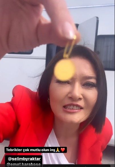 Veda Mektubu'nun Alanur ve Ziya'sından eğlenceli anlar! Nurgül Yeşilçay yeni evlenen rol arkadaşı Selim Bayraktar’a takı merasimi yaptı 5