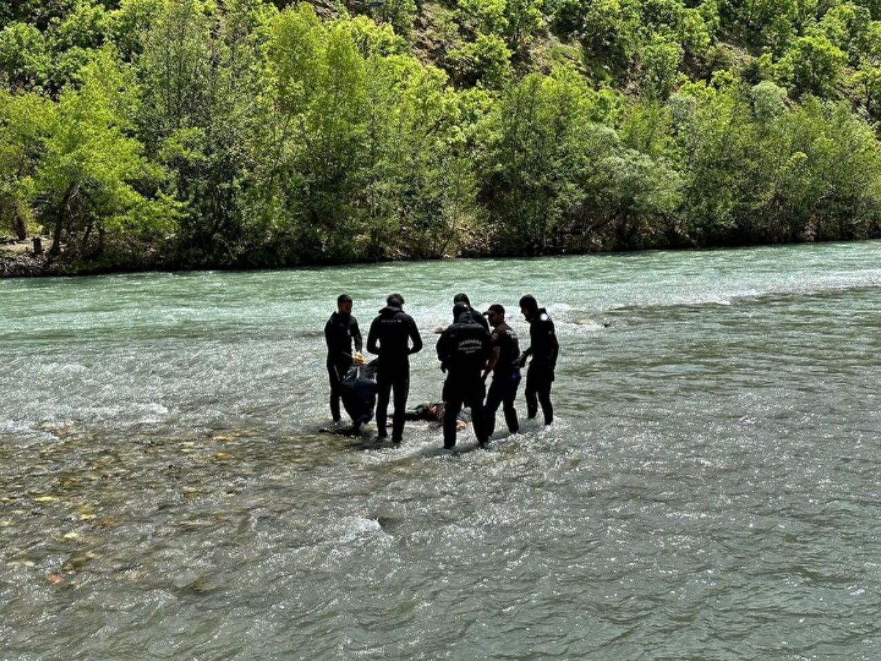 Otomobil ile Munzur Çayı’na düşen 3 gençten birinin cansız bedenine ulaşıldı 2