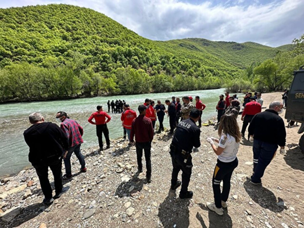 Otomobil ile Munzur Çayı’na düşen 3 gençten birinin cansız bedenine ulaşıldı 3