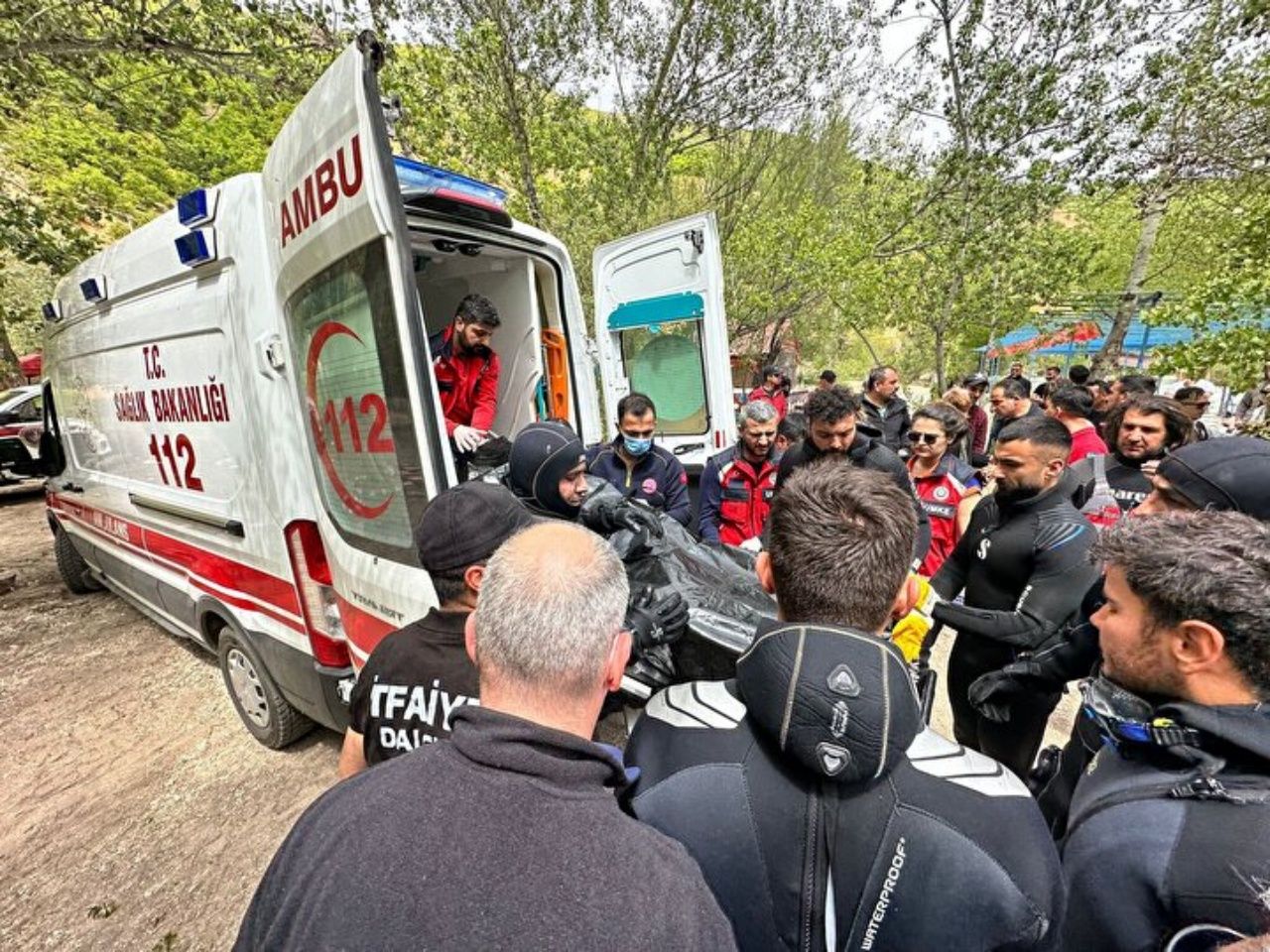 Otomobil ile Munzur Çayı’na düşen 3 gençten birinin cansız bedenine ulaşıldı 4