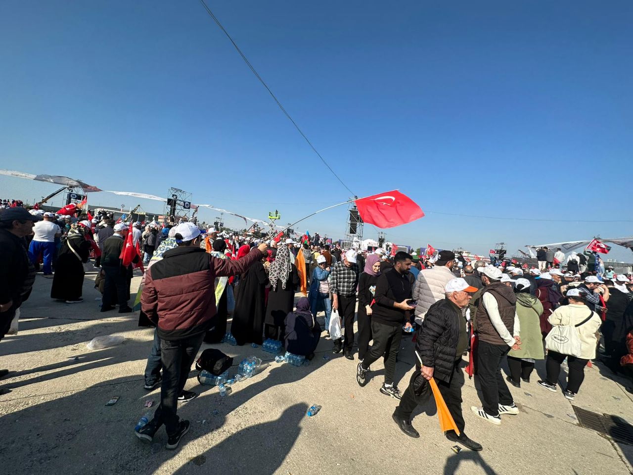 Dev mitingden ilginç kareler! 87 yaşındaki Medine Nine mitinge geldi! 2