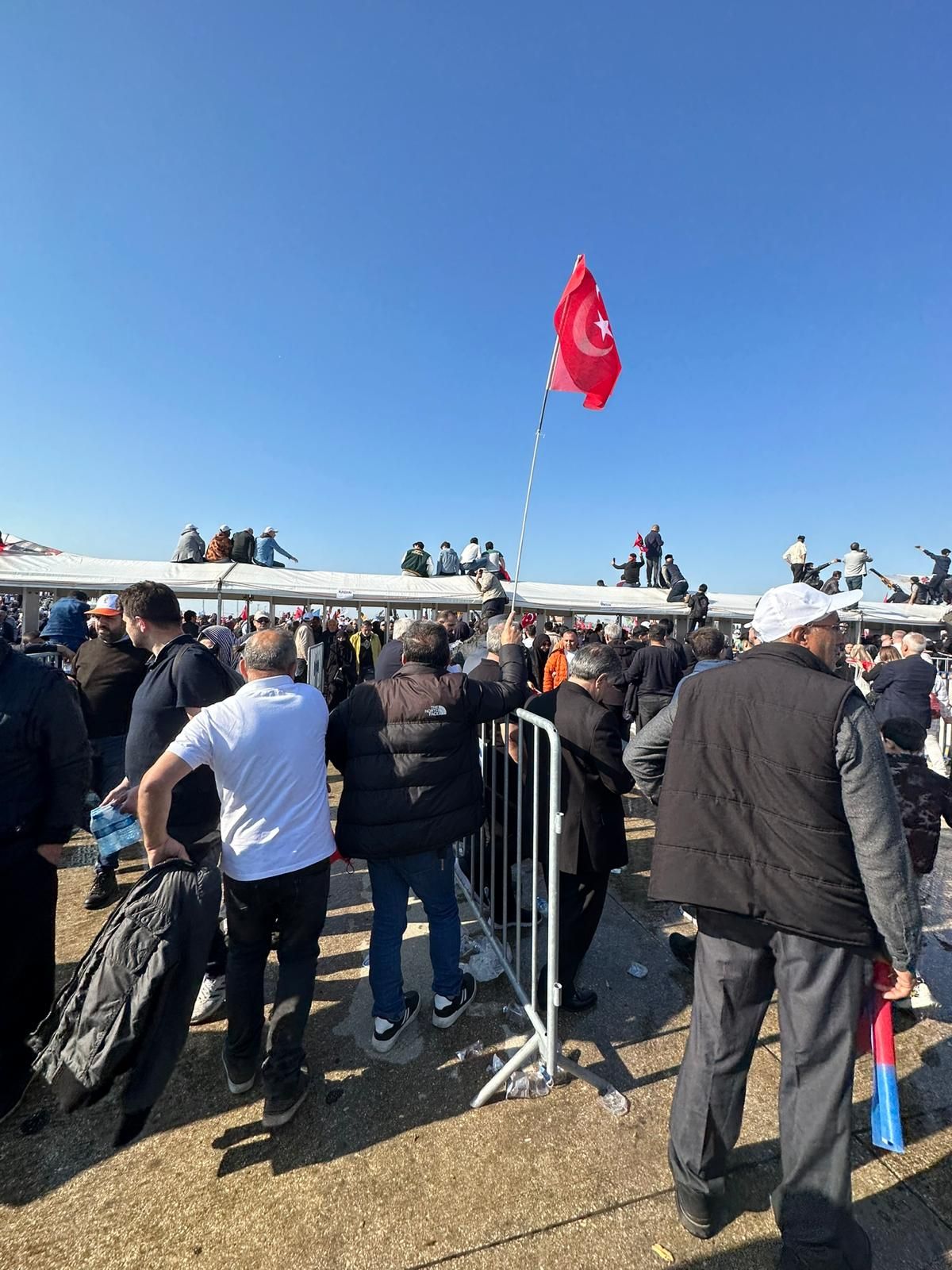 Dev mitingden ilginç kareler! 87 yaşındaki Medine Nine mitinge geldi! 13